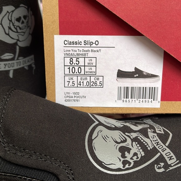 Vans Men’s Classic Slip-0n
Love You To Death Black/True Wht
VN0A5JMH6BT
Sneakers - Picture 16 of 16